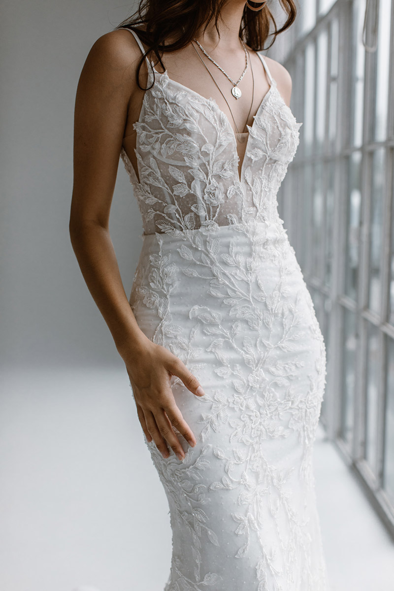 Willow-leaf-lace-ivory-fiited-wedding-gown